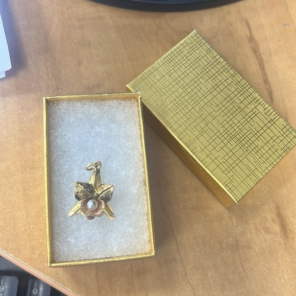 Chaîne avec pendentif orchidée en or 18k pèse 5 grammes neuf 17 pouces - Picture 3 of 4